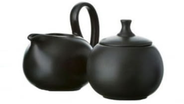 <B>Odpowiednio użyta czerń, nadaje wnętrzu nowych barw. Powód? Dobrze współgra z prawie wszystkimi kolorami. Oto kilka ciekawych produktów, które pomogą wprowadzić ją do kuchni, salonu, sypialni, a nawet do ogrodu.</B> <BR />Cukiernica i mlecznik Jasmine, Bredemeijer - 95 zł