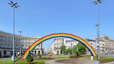 Tęcza na Placu Zbawiciela w Warszawie. Instalacja artystyczna autorstwa Julity Wójcik. Tęcza na Placu Zbawiciela w Warszawie. Instalacja artystyczna autorstwa Julity Wójcik.
