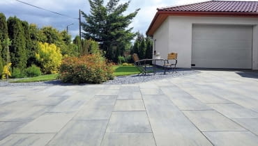 Nawierzchnie z wielkoformatowych płyt układa się szybko, a uzyskane z nich deptaki i podjazdy są łatwiejsze w pielęgnacji. Nawierzchnie z wielkoformatowych płyt układa się szybko, a uzyskane z nich deptaki i podjazdy są łatwiejsze w pielęgnacji.