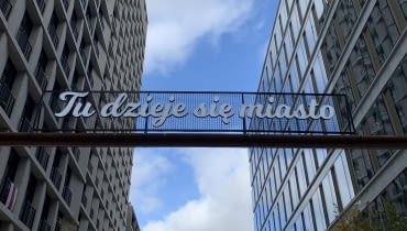 "Tu dzieje się miasto" - neon w Browarach Warszawskich "Tu dzieje się miasto" - neon w Browarach Warszawskich