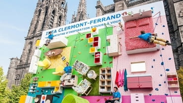 Ścianka wspinaczkowa pełna mebli IKEA; proj. Ubi Bene IKEA, meble IKEA, ścianka IKEA, ścianka wspinaczkowa