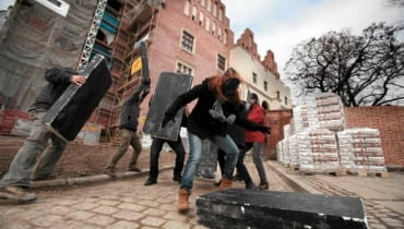 Jeden z happeningów przeciwników budowy Zamku Przemysła w Poznaniu nawiązywał do słynnej sceny z Monolitem w Odysei Kosmicznej 2001. 15.01.2012 POZNAN . HAPPENING POD BUDOWA ZAMKU NA GORZE PRZEMYSLA . F OT. PIOTR SKORNICKI / AGENCJA GAZETA SLOWA KLUCZOWE: ZAMEK PRZEMYSLA