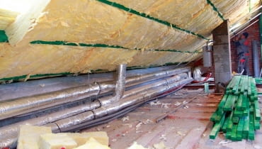 Jeśli w całym domu nie ma skutecznej wentylacji grawitacyjnej, warto zdecydować się na instalację wentylacji mechanicznej z odzyskiem ciepła