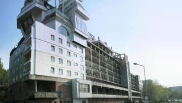 Tajemniczy obiekt, który przypomina statek z Gwiezdnych Wojen przysiadł na zwykłym bloku.