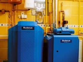 Kocioł jednofunkcyjny współpracujący z zasobnikiem ciepłej wody to jeden ze sposobów na zastąpienie wielu różnych urządzeń grzewczych... KOCIOL JEDNOFUNKCYJNY BUDERUS WSPOLPRACUJACY Z ZASOBNIKIEM CIEPLEJ WODY FOT. DARIUSZ STANERT PUBLIKACJA LADNY DOM NR 4 (66) - 4.2004