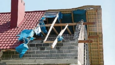 Zerwane podczas wichury pokrycie dachu można zabezpieczyć brezentem. Bywa on na wyposażeniu ochotniczych straży pożarnych. Zerwane podczas wichury pokrycie dachu można zabezpieczyć brezentem. Bywa on na wyposażeniu ochotniczych straży pożarnych.