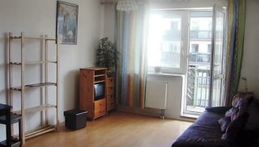 PRZED ZMIANĄ. Pokój z aneksem kuchennym był częściowo umeblowany. Ze względu na nieduży budżet młody gospodarz zdecydował się wymienić tylko niektóre sprzęty; resztę po prostu odnowiono.