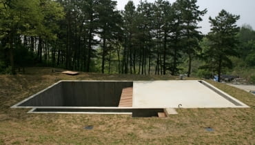 Earth House pod Seulem, to weekendowy podziemny dom architekta Byoung Soo Cho. Dom jest nowoczesną ziemianką, ale sporo w nim odwołań do tradycyjnej architektury koreańskiej jak i wiejskich chat korea południowa, nietypowe, dom, beton