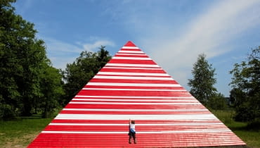 09.06.2015 Krakow . Park Lotnikow Polskich , teren przy Muzeum Lotnictwa , rzezba Piramida autorstwa Maurycego Gomulickiego w ramach projektu " Wielokulturowosc nie dziala . Artysci przeciw przemocy " . Fot. Michal Lepecki / Agencja Gazeta SLOWA KLUCZOWE: sztuka kultura muzeum lotnictwa rzezba gomulicki piramida