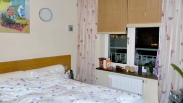 Po trochu z dziecięcego świata, babcinej bawialni i nowoczesnego designu - stylistka z gospodynią, odmieniając sypialnię, bawiły się wnętrzarskimi konwencjami. Ich zdaniem w takiej nie całkiem na serio atmosferze łatwiej odpocząć po pracowitym dniu. <BR />PRZED ZMIANĄ. Kolorowa sypialnia. Mimo osobistych akcentów sypialnia przypominała neutralne hotelowe wnętrze. Na takie wrażenie wpływała monotonna kolorystyka i przypadkowe ozdoby. Po trochu z dziecięcego świata, babcinej bawialni i nowoczesnego designu - stylistka z gospodynią, odmieniając sypialnię, bawiły się wnętrzarskimi konwencjami. Ich zdaniem w takiej nie całkiem na serio atmosferze łatwiej odpocząć po pracowitym dniu. <BR />PRZED ZMIANĄ. Kolorowa sypialnia. Mimo osobistych akcentów sypialnia przypominała neutralne hotelowe wnętrze. Na takie wrażenie wpływała monotonna kolorystyka i przypadkowe ozdoby.