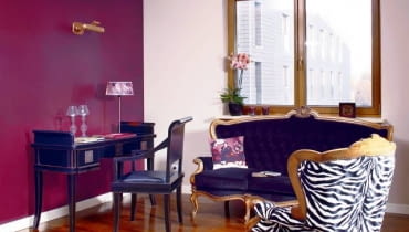 Pełna symbioza. Biurko nie musi być schowane w dosłownym tego słowa znaczeniu. Często wystarczy wybrać taki model, który nie będzie dominować w pomieszczeniu. Oczywiście nie powinien to być mebel typowo gabinetowy - ciężki i masywny, bo taki wszędzie rzuca się w oczy. Co innego dopasowane do wystroju lekkie biureczko - ono może nawet uatrakcyjnić wygląd całego wnętrza. POKOJ WNETRZE MEBLE