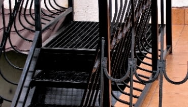 Metalową balustradę wystarczy przemalować jeśli nie łuszczy się stara farba. Metalową balustradę wystarczy przemalować jeśli nie łuszczy się stara farba.