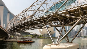 Helix Bridge - kładka dla pieszych w Singapurze nad zatoką Marina Bay. Uznana za najlepszą konstrukcję dla transportu w ramach World Architecture Festival 2010. Projekt: Cox Rayner Architects i Architects 61
