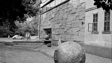 Teren wystawowy przed Miejskim Pawilonem Wystawowym w Krakowie Teren wystawowy przed Miejskim Pawilonem Wystawowym w Krakowie