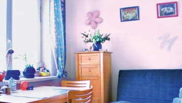 PRZED ZMIANĄ. Urządzając pokój Oli, rodzice myśleli głównie o wygodzie. Smutna kolorystyka i dorosłe meble sprawiały, że wnętrzu brakowało klimatu.