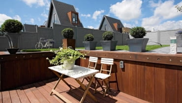 <B>Barwy drewna podlegają modom tak samo jak kolory ścian. Na szczęście dzięki preparatom barwiąco-ochronnym możemy zmienić odcień mebli, podłóg czy boazerii, dostosowując je do nowych trendów.</B> <BR />Olej do drewna. Jest to substancja naturalna, nie tworzy na owierzchni twardej powłoki tak jak lakier, tylko wnika w głąb drewna, wzmacniając jego strukturę. Skutecznie zabezpiecza też przed działaniem wilgoci. Olejowanie to ekologiczna alternatywa dla lakierów. Olej nie tylko dobrze chroni drewno, ale również podkreśla jego naturalną urodę, uwydatniając rysunek słojów. Umożliwia też tak modne ostatnio matowe wykończenie podłóg, blatów. Dostępny jest olej bezbarwny, który pogłębia naturalną barwę drewna, oraz zmieniający kolor gatunków krajowych na odcień palisandru czy merbau. <B>Barwy drewna podlegają modom tak samo jak kolory ścian. Na szczęście dzięki preparatom barwiąco-ochronnym możemy zmienić odcień mebli, podłóg czy boazerii, dostosowując je do nowych trendów.</B> <BR />Olej do drewna. Jest to substancja naturalna, nie tworzy na owierzchni twardej powłoki tak jak lakier, tylko wnika w głąb drewna, wzmacniając jego strukturę. Skutecznie zabezpiecza też przed działaniem wilgoci. Olejowanie to ekologiczna alternatywa dla lakierów. Olej nie tylko dobrze chroni drewno, ale również podkreśla jego naturalną urodę, uwydatniając rysunek słojów. Umożliwia też tak modne ostatnio matowe wykończenie podłóg, blatów. Dostępny jest olej bezbarwny, który pogłębia naturalną barwę drewna, oraz zmieniający kolor gatunków krajowych na odcień palisandru czy merbau.