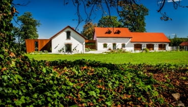 Folwark w Chorowicach po przebudowie, projekt: Jan Karpiel Bułecka, Marcin Steindel Folwark w Chorowicach po przebudowie, projekt: Jan Karpiel Bułecka, Marcin Steindel