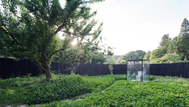 Publiczna toaleta w japońskim mieście Ichihara; proj. Sou Fujimoto publiczna toaleta, toaleta, nowoczesna toaleta