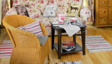 Dawne wnętrza amerykańskie bardzo łatwo jest odtworzyć. W sklepach znajdziemy wiele tkanin o wzornictwie nawiązującym do tego sprzed lat. Oryginalne sprzęty można zastąpić np. meblami w stylu skandynawskim.