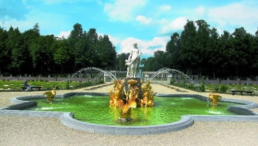 Fontanna ustawiona pośrodku ogrodu nawiązuje do barokowych ogrodów francuskich.