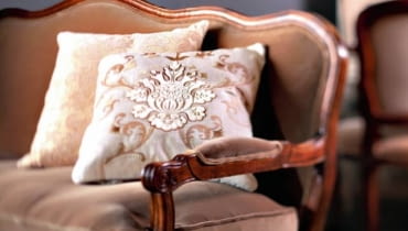 Faliste linie mebli są typowe dla mebli rokokowych. Podobnie jak miękkie oparcia i podłokietniki. Faliste linie mebli są typowe dla mebli rokokowych. Podobnie jak miękkie oparcia i podłokietniki.