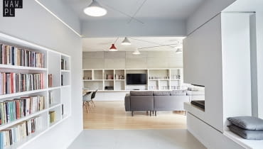 Widok z biblioteczki Nowoczesne wnętrza z elementem zaskoczenia