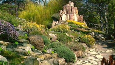 Ten rozległy ogród skalny powstał na naturalnym zboczu. Oryginalny element stanowi piramida wybudowana z dużych bloków. Skalniaki, zdjęcia ogrodów ALPINARIUM SKALNIAK ROSLINA SKALNA KAMIEN SKALA BLOK SKALNY NAWIERZCHNIA KAMIENNA