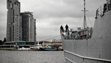 26.06.2012 GDYNIA , SKWER KOSCIUSZKI , OKRET MARYNARKI WOJENNEJ ' LUBLIN ' STACJONUJACY NA CODZIEN W PORCIE W SWINOUJSCIU . FOT. RENATA DABROWSKA / AGENCJA GAZETA SLOWA KLUCZOWE: MARYNARKA WOJENNA OKRET STATEK MARYNARZE LUBLIN SWINOUJSCIE