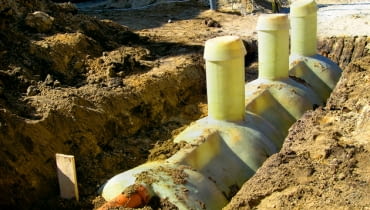 Na działce bez mediów wszystkie instalacje musimy wykonać na własny koszt osadnik gnilny