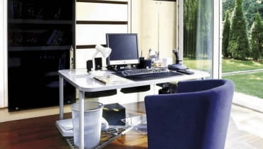 W szafie zajmującej jedną ze ścian są przechowywane zarówno ubrania, jak i książki. W dzień pomieszczenie jest pełne naturalnego światła wpadającego przez duże okno i przeszklone drzwi wychodzące do ogrodu. WNETRZA POKOJ MEBLE