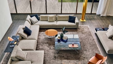 Zacieranie granicy między pokojem a tarasem pogłębia wrażenie przestronności. Zdjęcie: Poliform, www.mood-design.pl