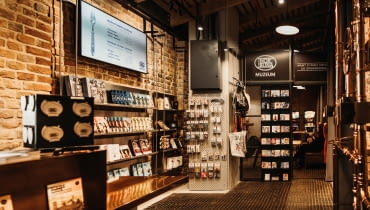 Nowa odsłona punktu Bilety/Info w Muzeum Fabryki Norblina. Proj. Jakub Szczęsny Nowa odsłona punktu Bilety/Info w Muzeum Fabryki Norblina. Proj. Jakub Szczęsny