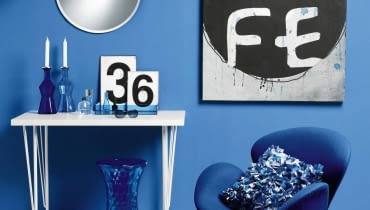 <B>Kropla czystej czerwieni dodana do błękitu zmienia ten spokojny kolor w dominujący i nieco intrygujący kobalt. Cechy te znakomicie uwidaczniają się zwłaszcza w zestawieniu tej barwy z bielą.</B> <BR />MEBLE: fotel - 1399 zł, stołek - 116 zł, D2; stolik: blat - 29,99 zł, nogi - 50 zł/szt., IKEA; POZOSTAŁE: walizka - 350 zł, słuchawki - 199 zł, obrazki-cyfry - 45 zł/szt., Red Onion; taca (pod obrazkami-cyframi) - 79 zł, obraz - 679 zł, BoConcept; podstawka pod świeczki (na walizce) - 15,99 zł, IKEA; kieliszek - 15 zł, home&you; poduszka - 49,30 zł, Eurofirany; lustro - 39,99 zł, świeczniki - 39,99 zł/szt., dywan - 199,99 zł, IKEA; pozostałe przedmioty - własność stylistki. NA ŚCIANIE: farba z mieszalnika - 80 zł/l, Dulux. 08.11.2012 , WNETRZA , KOLOR I WZOR , TEMAT KOBALT , SESJA DLA : CZTERY KATY, STYLIZACJA JOANNA PLACHECKA . FOT. MICHAL MUTOR SLOWA KLUCZOWE: WNETRZA DEKORACJE