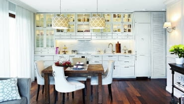 Kuchenne szafki (z IKEA) są wzorowane na tych z filmu 'Lepiej późno niż później' - inspirowanych stylem Hamptons. Nad blatem Katarzyna położyła sześciokątne płytki... podłogowe (marki Equipe). Do stołu znalezionego w sklepie ze starociami w Sierpcu dobrała krzesła z Mint Grey. KUCHENNE SZAFKI (z IKEA) są wzorowane na tych z filmu 'Lepiej późno niż później' - inspirowanych stylem Hamptons. Nad blatem Katarzyna położyła sześciokątne płytki... podłogowe (marki Equipe). Do stołu znalezionego w sklepie ze starociami w Sierpcu dobrała krzesła z Mint Grey.