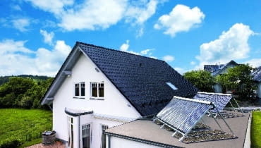 Problemu nadmiaru ciepła można produkowanego przez instalację solrną możemy uniknąć, montując odpowiedni rodzaj kolektorów lub ustawiając je pod większym kątem Problemu nadmiaru ciepła można produkowanego przez instalację solrną możemy uniknąć, montując odpowiedni rodzaj kolektorów lub ustawiając je pod większym kątem
