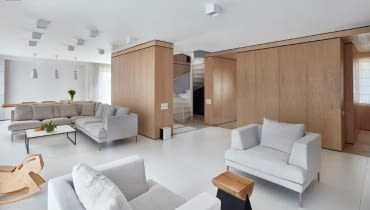 Otwarta przestrzeń, daje wrażenie ciągłości i przejrzystości. nowoczesne wnętrza w bieli i drewnie