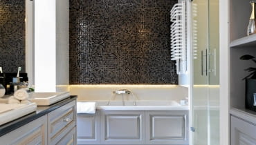 ŁAZIENKA. Eelegancja w stylu francuskim. Stonowane barwy (biel i kilka odcieni szarości), sztukaterie, puchaty dywanik oraz pochodzące z tej samej serii wzorniczej kinkiety i lampa - każda z tych rzeczy równie dobrze wyglądałaby w salonie. ŁAZIENKA. Eelegancja w stylu francuskim. Stonowane barwy (biel i kilka odcieni szarości), sztukaterie, puchaty dywanik oraz pochodzące z tej samej serii wzorniczej kinkiety i lampa - każda z tych rzeczy równie dobrze wyglądałaby w salonie.