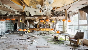 Puste szpitale, fabryki, pałace, kościoły - niegdyś pełne splendoru, dziś ziejące pustką. Belgijski fotograf podróżuje po całym świecie w poszukiwaniu opuszczonych przez ludzi budynków. Przejmujący dokument. <BR> <BR> Reginald Van de Velde jest fotografem i podróżnikiem. Przemierza świat, by dokumentować obrazy zapomnienia. Od 2011 roku fotografuje opuszczone przez ludzi miejsca. Interesują go budynki niegdyś pełne splendoru, będące dumą inwestorów i lokalnych społeczności, teraz z jakiś powodów nieużytkowane. Pozostawione bez opieki niszczeją, popadają w ruinę. Są wśród nich szpitale, klasztory, nieczynne elektrownie, pałace i inne zapomniane przez świat obiekty. Kieruje nim pragnienia zbadania tego, co ludzie po sobie pozostawiają. Tworzy tym samym przejmujący dokument będący zapisem zapomnienia i rozkładu. fotografia, opuszczone miejsca