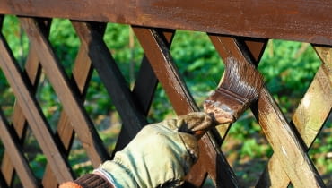 Zaimpregnowane drewno można dla ozdoby pomalować farbą kryjącą