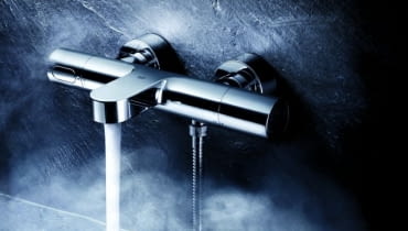 Bateria termostatyczna jest bardzo bezpieczna w użytkowaniu - w razie awarii w instalacji termostat zablokuje wypływ gorącej wody Bateria termostatyczna jest bardzo bezpieczna w użytkowaniu - w razie awarii w instalacji termostat zablokuje wypływ gorącej wody