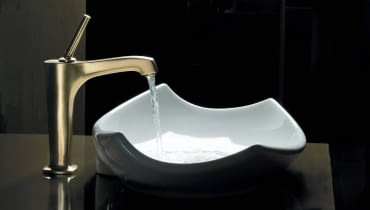 Umywalki stawiane na blacie mogą być oryginalną ozdobą łazienki i uatrakcyjnić jej wystrój. Wystarczy spojrzeć na efektowne wzorniczo modele dostępne w sklepach. I - oczywiście - pamiętać o nich, gdy będziemy planować wyposażenie wnętrza.<BR />UMYWALKI. LEAF, ceramiczna, 60 x 38 cm Kohler, 1500 zł SLOWA KLUCZOWE: aaa89905, CSR73711