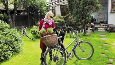 Małgorzata Braunek w swoim ogrodzie UWAGA ! DO JEDNORAZOWEJ PUBLIKACJI MALGORZATA BRAUNEK ( AKTORKA ) W SWOIM OGRODZIE Z PSEM FOT. MAREK SZYMANSKI PUBLIKACJA OGRODY NR 7 (135) - 7 2010 SLOWA KLUCZOWE: AKTORKA SYTUACYJNE OGROD PIES ZDJĘCIE DO WKŁADKI: PUBLIKACJA OGRODY NR 7 (135) - CZASOPISMA