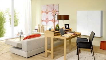 SWO_0408_83 Wohnzimmer in dessen Raummitte ein Sekretaer platziert wurde, Wohnen, Wohneinrichtung, Einrichtung, Wohndesign, Wohnkultur, Wohnung, innen, Wohnraum, Moebel, Mobiliar, Holzsekretaer, Holz, Eichenholz, Schreibtisch, Arbeitstisch, Sofa, Couch, Stuhl, Sessel, Bild, Gemaelde, Kunst, Kultur, Holzfussboden, Leuchte, Lampe, Tischleuchte, Tischlampe, Beleuchtung, Fenster, Panoramafenster, hell, modern, freundlich, Accessoire, Accessoires, Wohnaccessoire, Wohnaccessoires Living room with davenport placed in the center of the room, sofa, couch, chair, armchair, painting, art, culture, wooden floor, window, picture-window, centre, center, middle, live, dwell, reside, living, home deocr, interior decoration, interior design, davenport, furnishing, furniture, inside, indoor, chattels, living room, sitting room, wooden davenport, writing table, desk, wood, oak, light, lamp, table light, table lamp, illumination, lighting, light, bright, modern, friendly, accessory, accessories, living accessory, living accessories