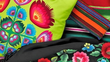 Moda na polską sztukę ludową zapewne nie skończy się w najbliższej przyszłości. Projektanci utwierdzają nas w przekonaniu, że wycinanki kurpiowskie, łowickie pasiaki czy góralskie haftowane róże to motywy pasujące do nowoczesnych wnętrz. <BR />Chusta - Arex; poduszka, bieżniki - Kapela. 30.09.2010 , WNETRZA , SESJA KOLOR I WZOR , TEMAT POLSKI FOLKLOR ( DLA : CZTERY KATY ) . STYLIZACJA JOANNA PLACHECKA , ASYSTENT FOTO LUKASZ FALKOWSKI .