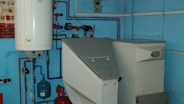 Kocioł z automatycznym podajnikiem i zasobnikiem na paliwo. Takie kotły są znacznie wygodniejsze w eksploatacji, ułatwiają też utrzymanie kotłowni w czystości, bo raz uzupełnione paliwo może wystarczyć nawet na tydzień palenia. DO JEDNORAZOWEJ PUBLIKACJI