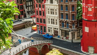 Kamienice Amsterdamu - model wykonany z klocków LEGO. Kamienice Amsterdamu - model wykonany z klocków LEGO.