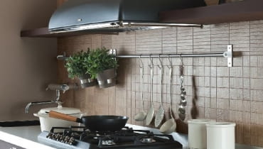 Mozaika z płytek ceramicznych imitujących drewno - elementy pochodzące z jednej kolekcji łatwiej do siebie dopasować kuchnia,płytki ceramiczne,płytki ścienne,płytki kuchenne