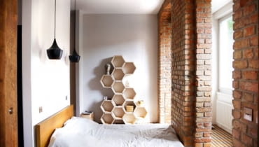 W tym 120-metrowym metrowym mieszkaniu w Gdańsku, zaprojektowanym przez projektantów z Restudio Architektury, zwraca uwagę regał przypominający plaster miodu. eleganckie mieszkanie, stylowe mieszkanie, mieszkanie w stylu Loft