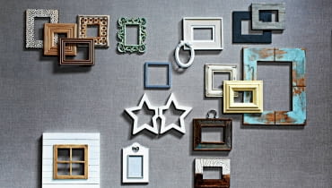 Zdjęcia bliskich i przyjaciół, rodzinne spotkania i uroczystości, obrazki z wakacji - ujmijmy je w piękne ramy, ramki i rameczki. Niech podkreślają ich emocjonalną wartość i budzą miłe wspomnienia. <BR /> WZORNICTWO. <BR /> Od lewej: <BR/> drewno 42 zł Indigo Meble Indyjskie; drewno 36 zł Inne Meble; drewno 149 zł Almi Decor; drewno 52 zł Indigo Meble Indyjskie; metal 101 zł Inne Meble; <BR/> niżej: <BR/> (niebieska) drewno 35 zł Inne Meble; (gwiazdki) drewno 199 zł House & More; (okiennica) drewno 146 zł Inne Meble (z serduszkiem) drewno 29 zł home&you; <BR/> (u góry od lewej, biała) drewno 48 zł Inne Meble; (granatowa) metal 89 zł Almi Decor; (w paski) ceramika 39 zł home&you; (owalna) drewno 25 zł home&you; (przecierana) drewno 59 zł Inne Meble; (zółta) tworzywo sztuczne 89 zł Almi Decor; (niebieska) drewno 225 zł House & More; (na metalowym pałąku) drewno 185 zł House & More; (dwukolorowa) drewno 40 zł Indigo Meble Indyjskie 26.03.2014 , Warszawa , ramy i ramki do zdjec i obrazow , stylizacja Beata Drzewosowska , sesja dla : Cztery Katy . Fot. Michal Mutor SLOWA KLUCZOWE: WNETRZA DEKORACJE