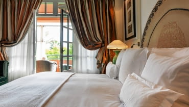 Obficie drapowane zasłony w sypialni dekoracja okien, zasłony